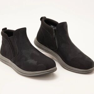 NWOT CLARKS Cloudsteppers Casual Booties- Black/Camo-10 Womens